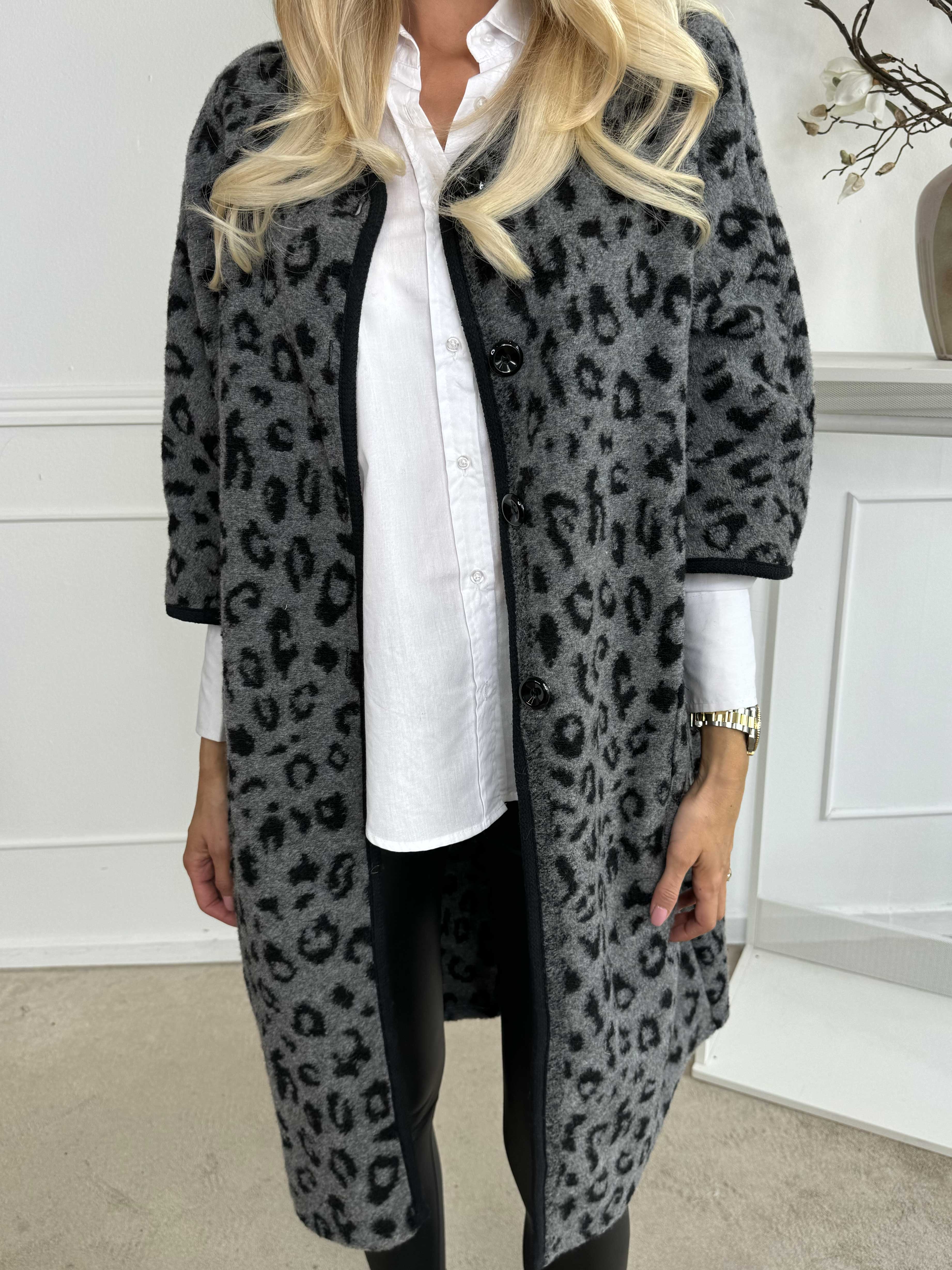 Arianna Leo - Leopardmönstrad kappa med ullfoder